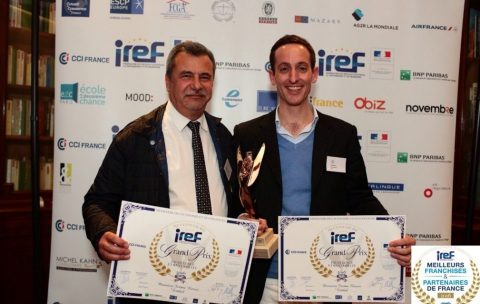 Deux hommes tenant des certificats iref.