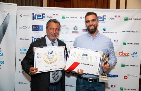 Hommes tenant des prix iref et Air France.