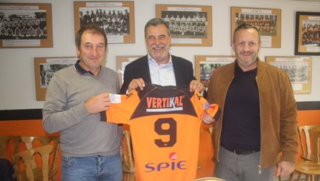 Hommes tenant un maillot de football orange avec le numéro 9.
