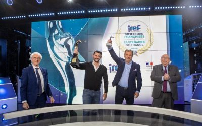 Hommes recevant un prix sur scène