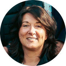 Femme souriante cheveux foncés.