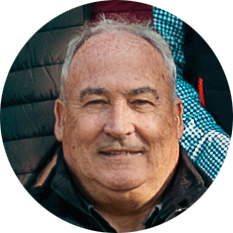 Homme âgé souriant en gros plan.