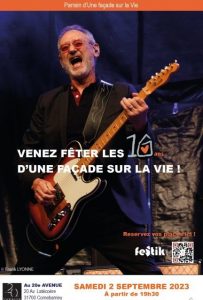 Homme jouant de la guitare sur une affiche de concert.