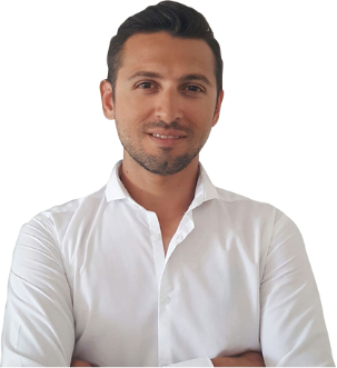 Homme souriant en chemise blanche