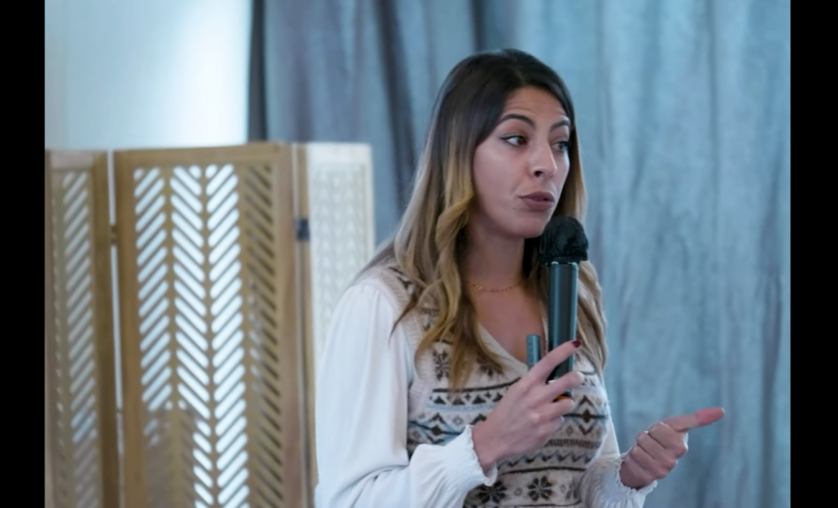 Femme parlant dans un microphone