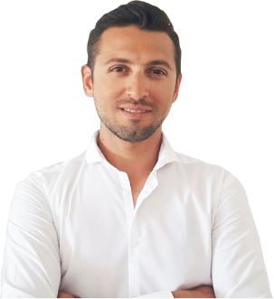 Homme souriant en chemise blanche