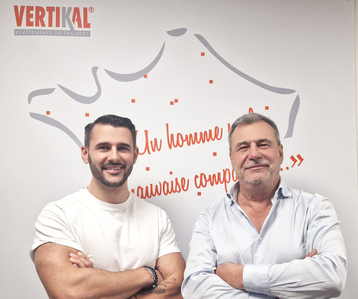 Deux hommes souriants bras croisés, Vertikal, rénovations de façades.