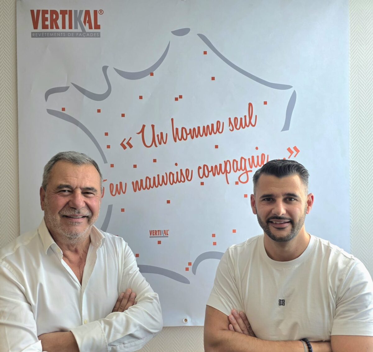 Deux hommes devant un panneau Vertikal, facade et revêtements.